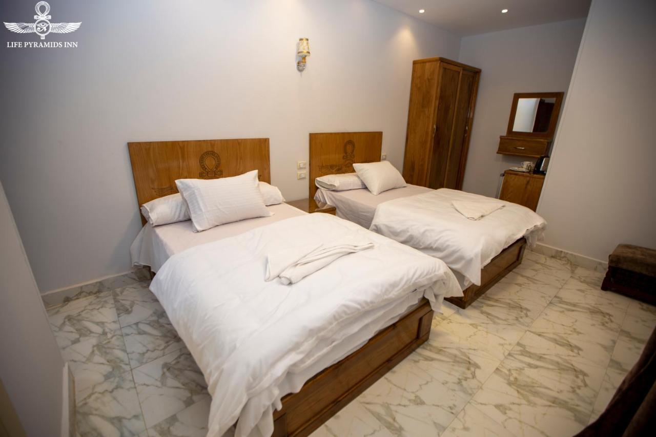 Life Pyramids Hostal