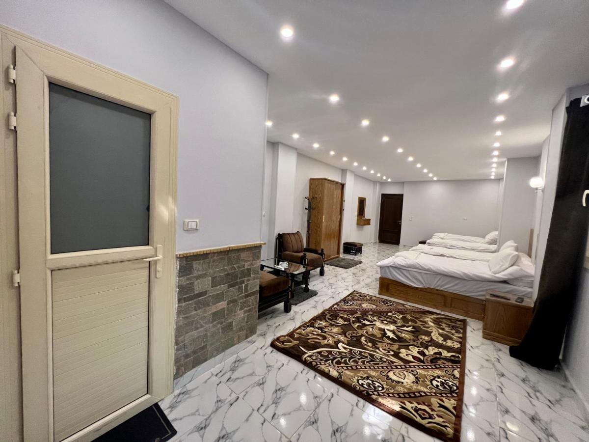 Life Pyramids Hostal *