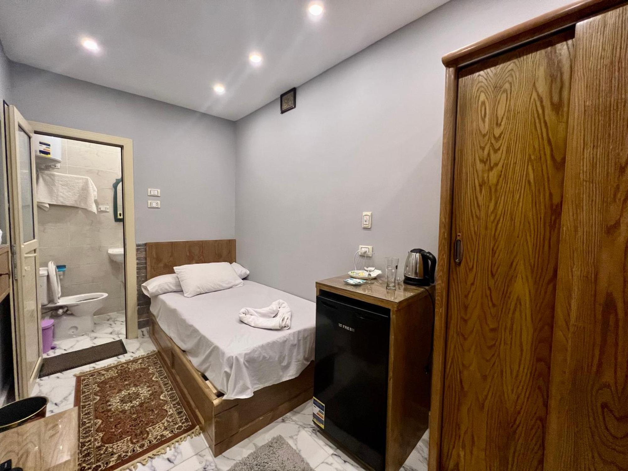 Hostal Life Pyramids *